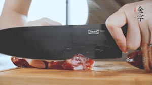 食材統(tǒng)統(tǒng)切成片，待用。