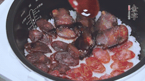 關(guān)上蓋子繼續(xù)燜煮20分鐘淋上醬汁。