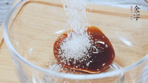 合上蓋子，啟動(dòng)電源煮飯。期間混合好調(diào)味汁。