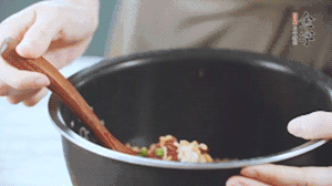 揭開鍋蓋，放上青菜，荷包蛋，就可以吃了。