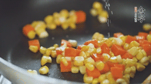 胡蘿卜、玉米洗凈后，處理成粒，加鹽簡(jiǎn)單炒制。