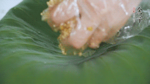 將食材混合好鋪到新鮮荷葉上。（可以加點(diǎn)水）