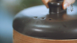 水開(kāi)后轉(zhuǎn)中火蒸50-60分鐘。