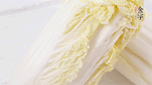 娃娃菜洗凈，對(duì)半切。