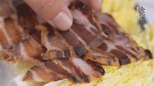 依次擺放娃娃菜和醬肉。