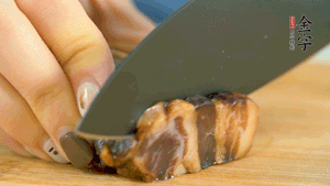 金字風(fēng)味醬肉切成片，上鍋蒸15分鐘。