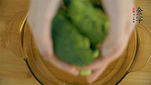 西蘭花洗凈，切成小塊汆燙，切碎。