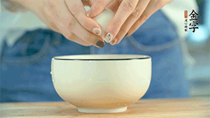 雞蛋液打散，可以加點(diǎn)鹽和黃酒，邊煎邊用筷子攪拌。