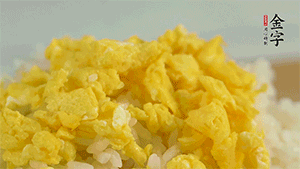 將雞蛋碎、西蘭花碎和放涼的米飯混合，用少許鹽、橄欖油調(diào)味。