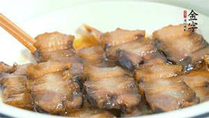 鋪上一片醬肉，撒點(diǎn)芝麻即可。