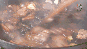 熱油下鍋，爆香蒜片。放入醬肉翻炒片刻后,下豌豆尖均勻翻炒。