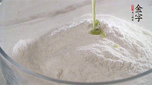 將艾草葉放入料理機中，加1倍的水打碎。和澄粉、糯米粉、少許油混合成面團。