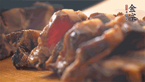 金字醬肉切成小丁。