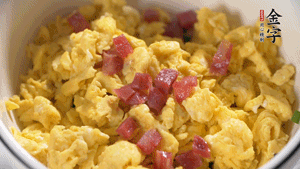 將香腸、韭菜、雞蛋攪拌均勻，可適當加玉米油、十三香、味精調(diào)味。