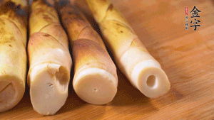 春筍剝去外殼，切成滾刀塊。