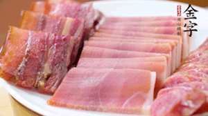 擺盤后鋪上老豆腐，淋點料酒，灑點白糖上鍋蒸20分鐘。