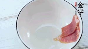 火腿一面涂抹蜂蜜，貼在碗底擺盤備用。