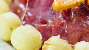 出鍋前10分鐘淋上蜂蜜，倒扣出來撒上桂花，擺上胡蘿卜裝飾即可。