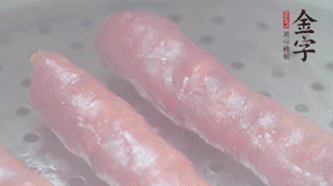 金字香腸上鍋，大火蒸5分鐘，切片備用。