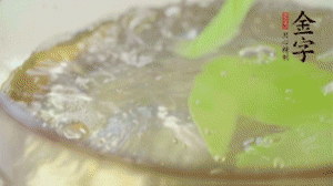 萵筍去皮切片，加鹽焯水。