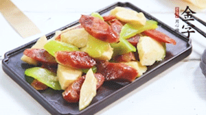 熱油下鍋，依次下金字香腸、萵筍、冬筍，均勻翻炒。