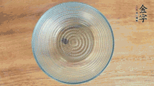 取一個碗，香菇倒放，香腸片圍繞鋪成圓形，加炒好的米飯壓實(shí)。