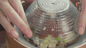 碗倒扣到盤中，擺上焯水后的熟蝦仁即可。