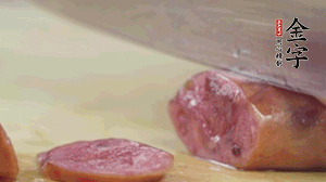 拿出香腸和臘肉，切成片后重新鋪入。