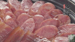 沿著米飯邊淋一圈玉米油，擺上小青菜，淋上醬油和湯調(diào)成的醬汁，撒上辣椒粒、香蔥末即可。