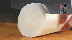 白蘿卜去皮切塊，豆芽洗凈。