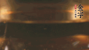 冷水下鍋，加入牛仔骨、姜片焯水備用。