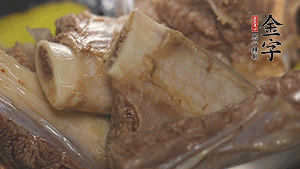 鍋中加熱適量油，加入姜和牛仔骨炒至外表呈金棕色。