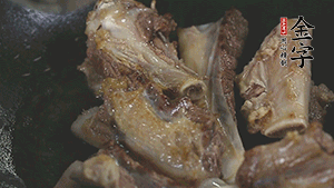 加入白蘿卜、料酒、水、火腿煮40分鐘。