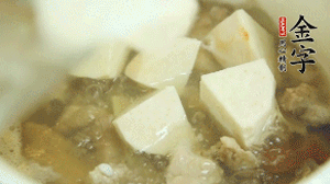 加入適量清水、黃酒燉開(kāi)后，小火煮1小時(shí)即可。