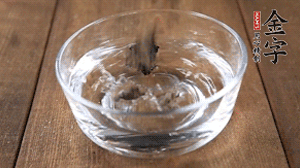 黑木耳泡發(fā)備用。