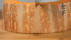 南瓜去皮洗凈后，切成規(guī)則的長方形。