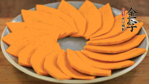 秋葵、南瓜交叉擺在盤中，然后香腸片置于上面，擺成花環(huán)狀。