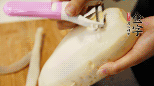 蘿卜去皮，切成絲。（如果用擦菜板，不能選擦成太碎的）