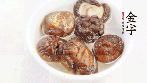 鍋加熱至7成，放蘿卜絲煸炒，加3粒冰糖翻炒至透明，盛出備用。