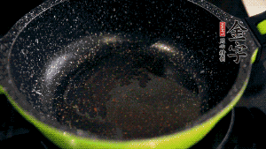 盆中放入炒好的蘿卜絲、香腸等食材，加粘米粉、澄粉，一邊倒香菇水，一遍攪拌成稀糊狀。（加入少量的澄粉可以讓蘿卜糕質地柔軟又充滿彈性，而且還可以增加成品的透明感。 ）