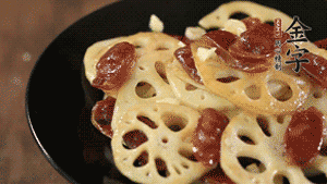 出鍋前加少許鹽調(diào)味，撒上蔥花即可。