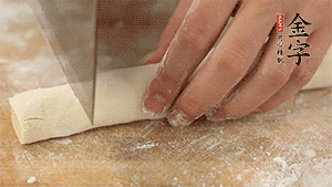 均勻切段后搓成長(zhǎng)條狀，繞到香腸上，以紅豆點(diǎn)綴眼睛。