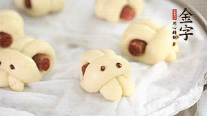 上鍋大火蒸20分鐘后，關(guān)火燜5分鐘就可以了。