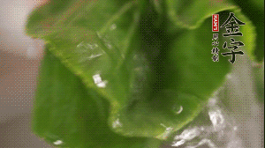 小青菜從根部掰開(kāi)，分別洗凈。