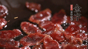 鍋中油7成熱時(shí)，香腸片翻炒均勻，然后依順序加胡蘿卜絲、小青菜、面條。