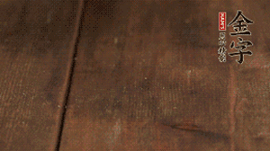 小玉米洗凈，對(duì)切。