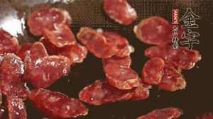 鍋中油7成熱時(shí)，，先放香腸煸香，再放荷蘭豆、小玉米均勻翻炒。（可淋點(diǎn)料酒或清水讓香腸口感軟一些）