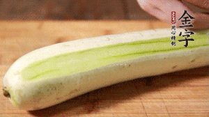 絲瓜去皮，切成1cm厚的小圈。