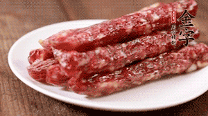 金字香腸切成薄片。