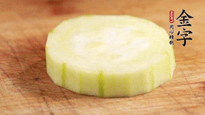 將香腸片鋪到絲瓜圈上。